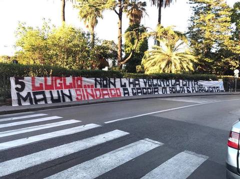 Cittadinanza a Maradona, la Curva A contro de Magistris: “Sindaco a caccia di pubblicità” Cittadinanza a Maradona, la Curva A contro de Magistris: “Sindaco a caccia di pubblicità”
