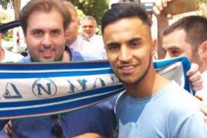 Ounas posa con una sciarpa del Napoli (si attende l’annuncio ufficiale) item-thumbnail