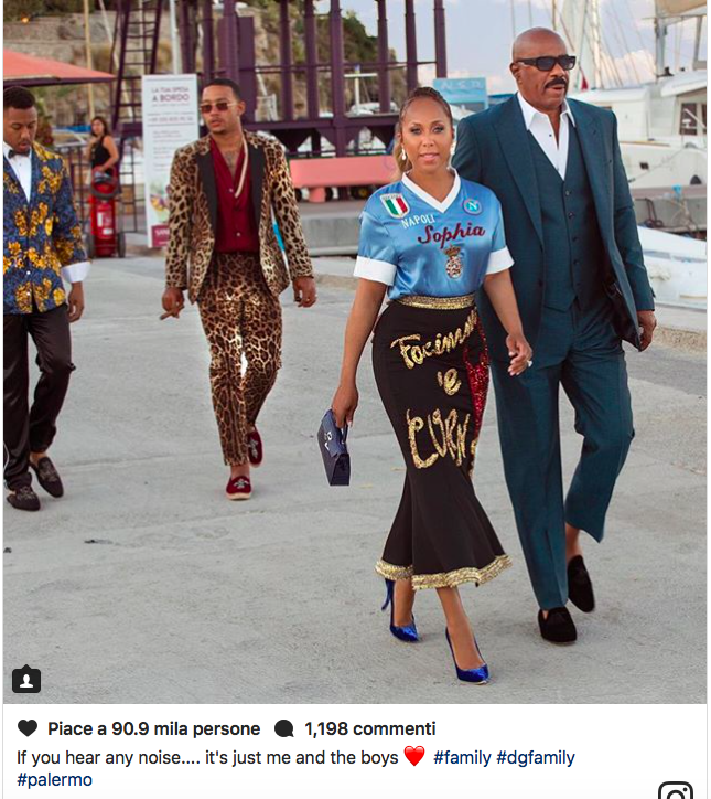 La moglie di Steve Harvey con la maglietta del Napoli firmata Dolce&Gabbana