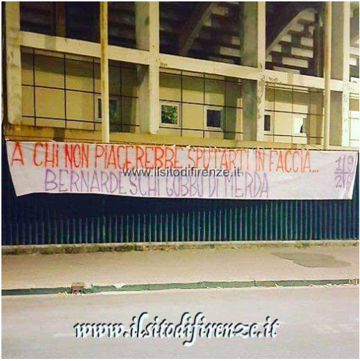 A Firenze striscione contro Bernardeschi (che va alla Juve): «A chi non piacerebbe sputarti in faccia» A Firenze striscione contro Bernardeschi (che va alla Juve): «A chi non piacerebbe sputarti in faccia»