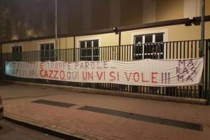 Ancora tensione a Firenze. nuovo striscione ultras contro i Della Valle: “Qui un vi si vole” item-thumbnail
