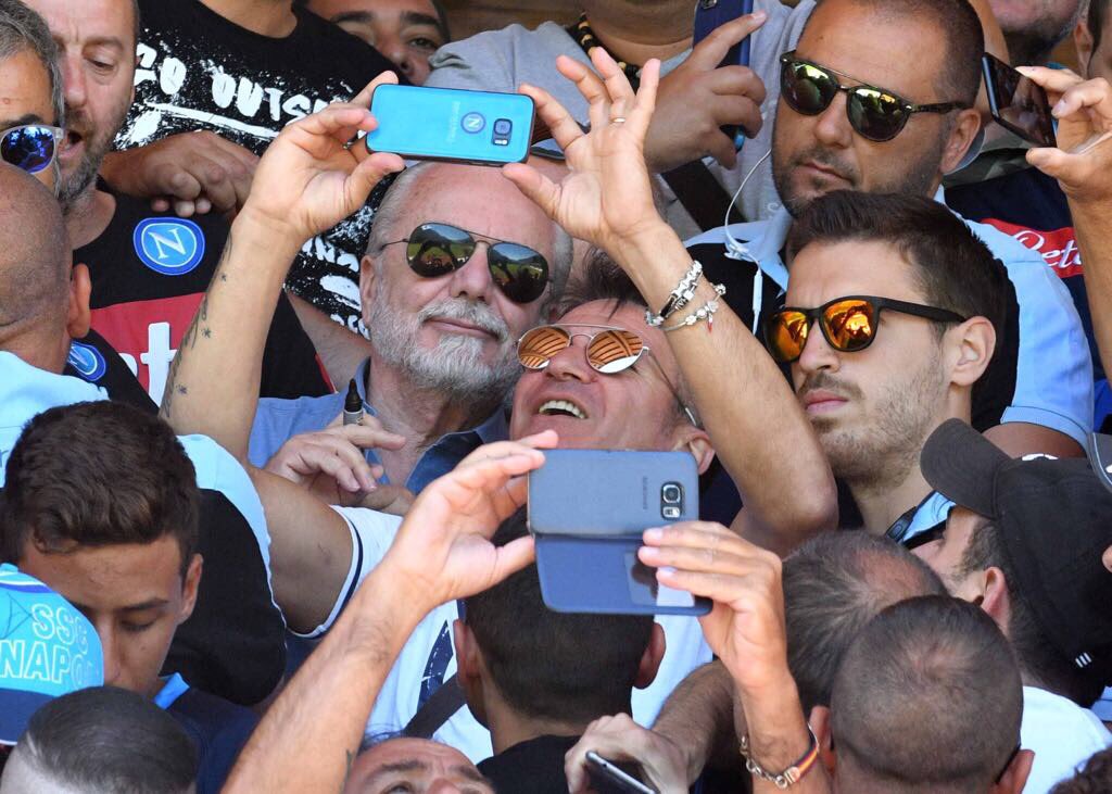 De Laurentiis allo store del Napoli. Applausi e qualche immancabile “Cacce e sord”