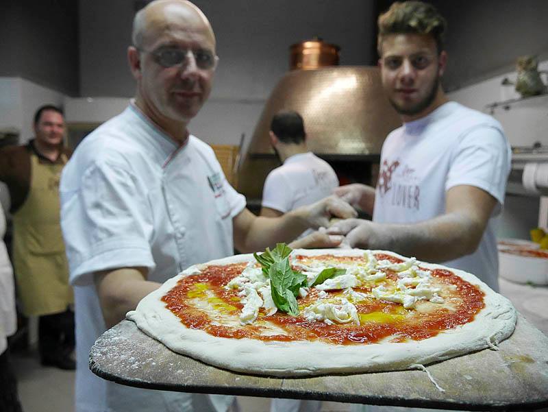 Le cinquanta pizze più buone d’Italia: vince “Pepe in grani”. Secondo Sorbillo, terzi i fratelli Salvo Le cinquanta pizze più buone d’Italia: vince “Pepe in grani”. Secondo Sorbillo, terzi i fratelli Salvo