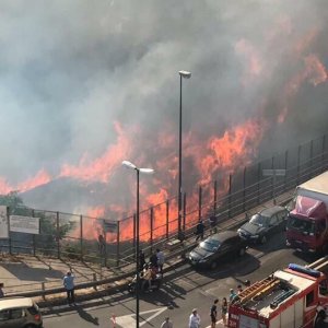 Incendio anche al Vomero, in via Caldieri: evacuati due palazzi Incendio anche al Vomero, in via Caldieri: evacuati due palazzi