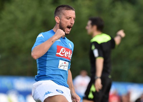 L’abbraccio di Mertens a una tifosa del Napoli malata: «Sono rimasto per te»