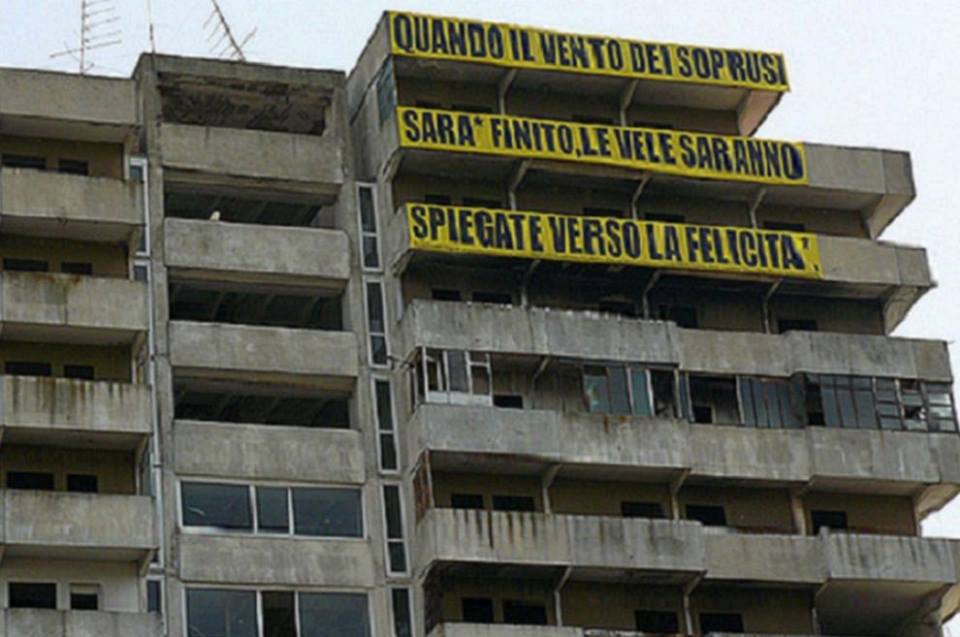 Napoli ha sconfitto il Sun. Una città che sembra vivere con l’idea di essere sotto un attacco perenne Napoli ha sconfitto il Sun. Una città che sembra vivere con l’idea di essere sotto un attacco perenne