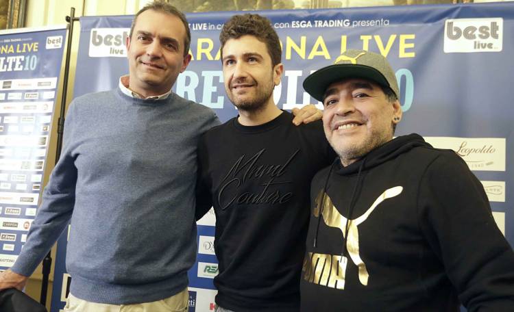 Facebook cancella le critiche del Napolista a de Magistris e Siani per Maradona