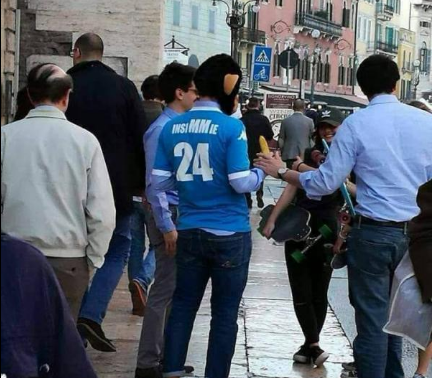 La foto di Insimmie (Insigne) a Verona: resta razzista, ma non è di oggi