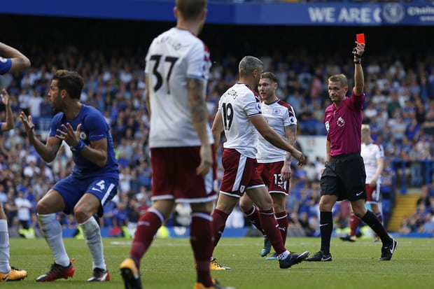 Il Chelsea di Conte (in tuta) perde in casa contro il Burnley: 2-3 e due espulsi