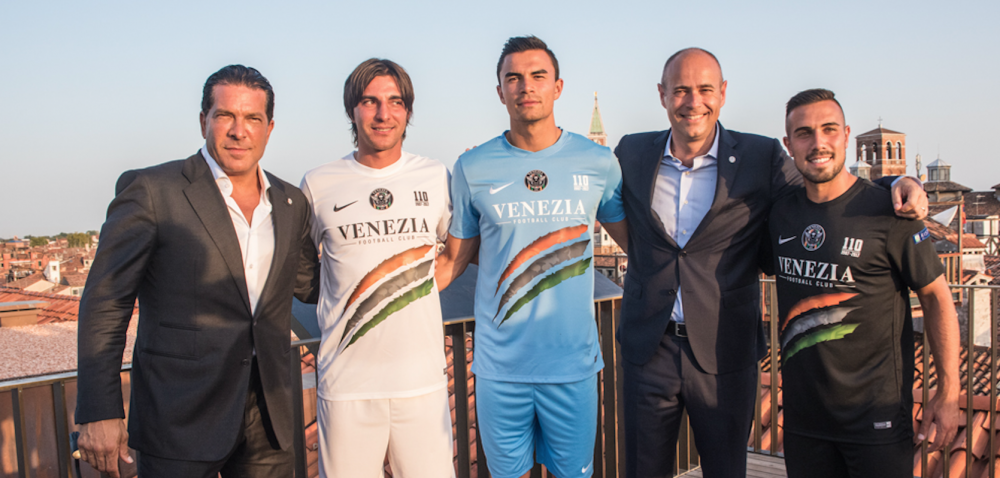 Sciopero del tifo degli ultras del Venezia per un “110” di troppo sulla maglia Sciopero del tifo degli ultras del Venezia per un “110” di troppo sulla maglia