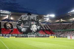 Pistola nazista alla tempia di un bimbo, la coreografia dei tifosi del Legia in memoria del 1944 item-thumbnail