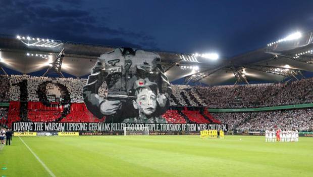 Pistola nazista alla tempia di un bimbo, la coreografia dei tifosi del Legia in memoria del 1944