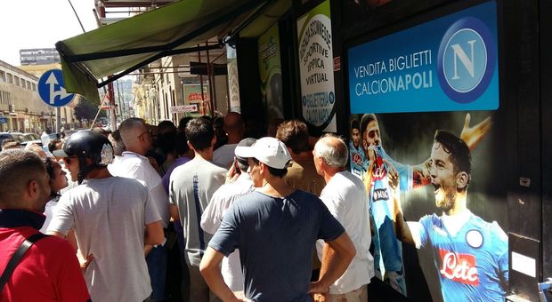 In duecento in fila, sabato, per un biglietto di Napoli-Verona: “il sistema è bloccato, tornate a casa”