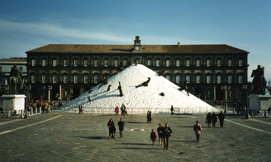 L’arte contemporanea in piazza Plebiscito fu una dichiarazione politica. Il corno sarà la riscossa dei tamarri