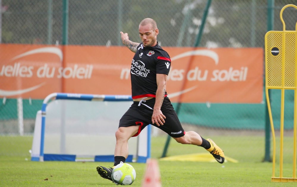 Stasera c’è Nizza-Troyes: Favre rinuncerà a Sneijder e Balotelli Stasera c’è Nizza-Troyes: Favre rinuncerà a Sneijder e Balotelli