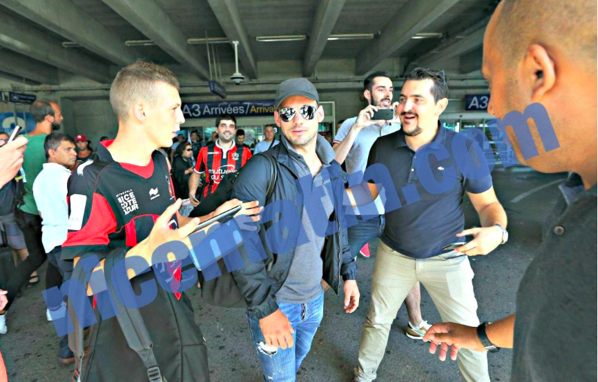 Sneijder atterra a Nizza, l’entusiasmo dei tifosi
