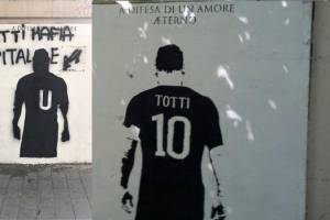Roma, vandali imbrattano il murale di Totti: “Mafia capitale” item-thumbnail