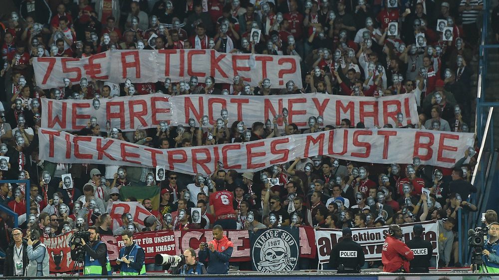 “We are not Neymar”: la protesta dei tifosi del Bayern per il caro-biglietti in Champions