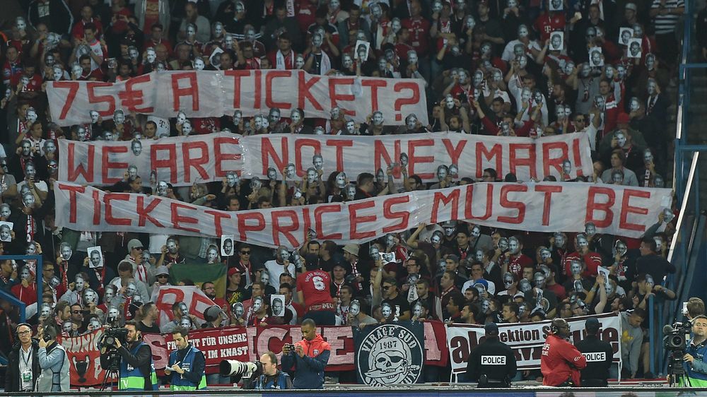 “We are not Neymar”: la protesta dei tifosi del Bayern per il caro-biglietti in Champions “We are not Neymar”: la protesta dei tifosi del Bayern per il caro-biglietti in Champions