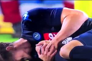 Infortunio per Milik: si tocca il ginocchio destro, torsione innaturale (e torna la paura) item-thumbnail