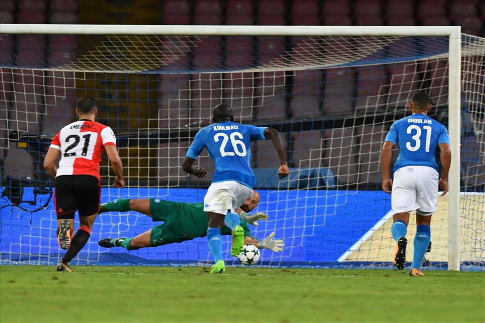 I cinque gesti tecnici (più uno) di Napoli-Feyenoord: le magie del tridente e il balzo di Reina