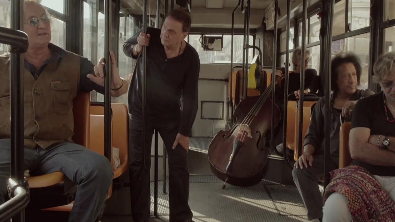 Quel bus nel documentario di Verdelli ci dice che Pino Daniele è stato di passaggio a Napoli? Quel bus nel documentario di Verdelli ci dice che Pino Daniele è stato di passaggio a Napoli?