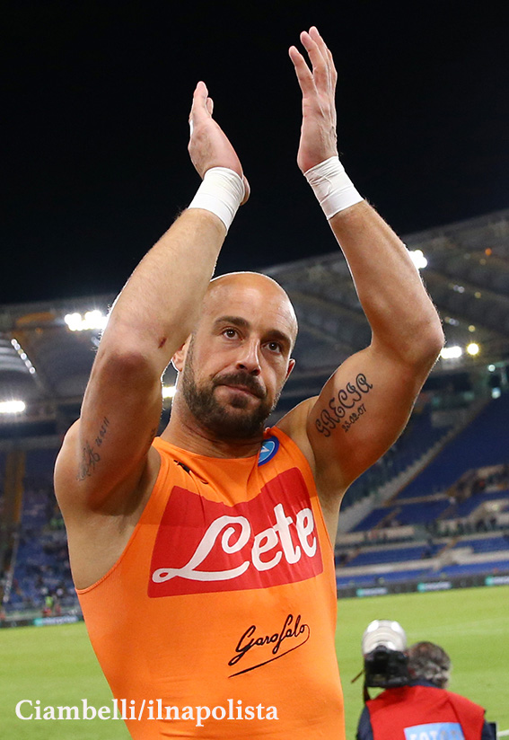 Reina gira il remake di Higuain: da “Es tu culpa” a “sono andato via per Lui” Reina gira il remake di Higuain: da “Es tu culpa” a “sono andato via per Lui”