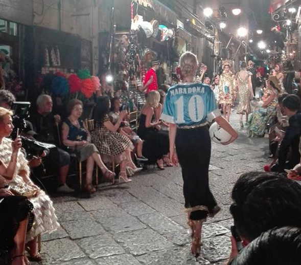 Maradona denuncia Dolce&Gabbana, vuole un risarcimento per l’uso della numero 10 Maradona denuncia Dolce&Gabbana, vuole un risarcimento per l’uso della numero 10