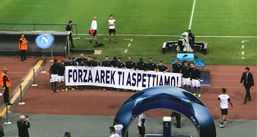 L’abbraccio della squadra e di Napoli a Milik “puveriello” L’abbraccio della squadra e di Napoli a Milik “puveriello”