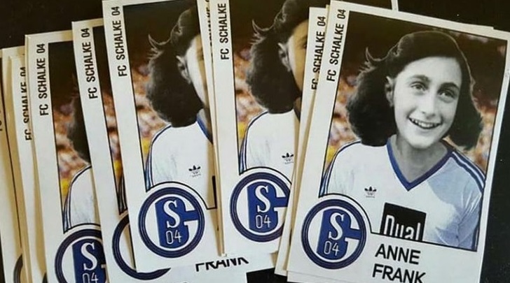 Germania, adesivi antisemiti di Anna Frank: stavolta indossa la maglia dello Schalke 04