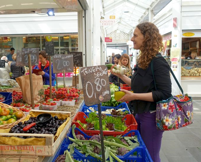 Da Londra a Testaccio, per amore della cucina: «Amo i vostri odori e vi invidio le mense scolastiche» Da Londra a Testaccio, per amore della cucina: «Amo i vostri odori e vi invidio le mense scolastiche»