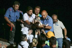 Antonio Di Laurenzio: «Così, alle 4 di notte e in lacrime, ho fotografato il salvataggio del bambino a Ischia» item-thumbnail