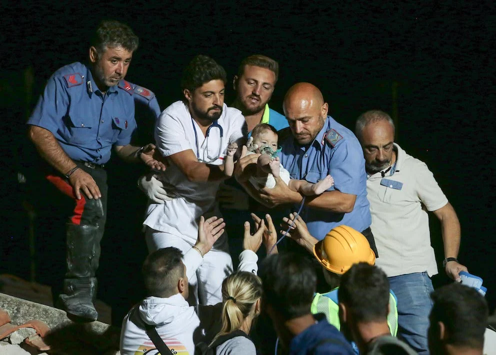 La foto del bambino salvato a Ischia