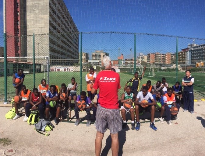 Nemmeno il basket ha lo “ius soli”: niente campionato per la squadra dei figli degli immigrati di Castel Volturno