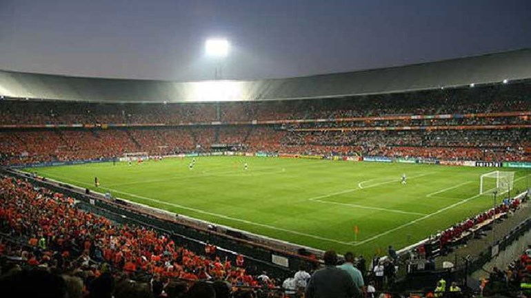 Feyenoord-Napoli, il settore ospiti costa 56 euro. Van Papponen