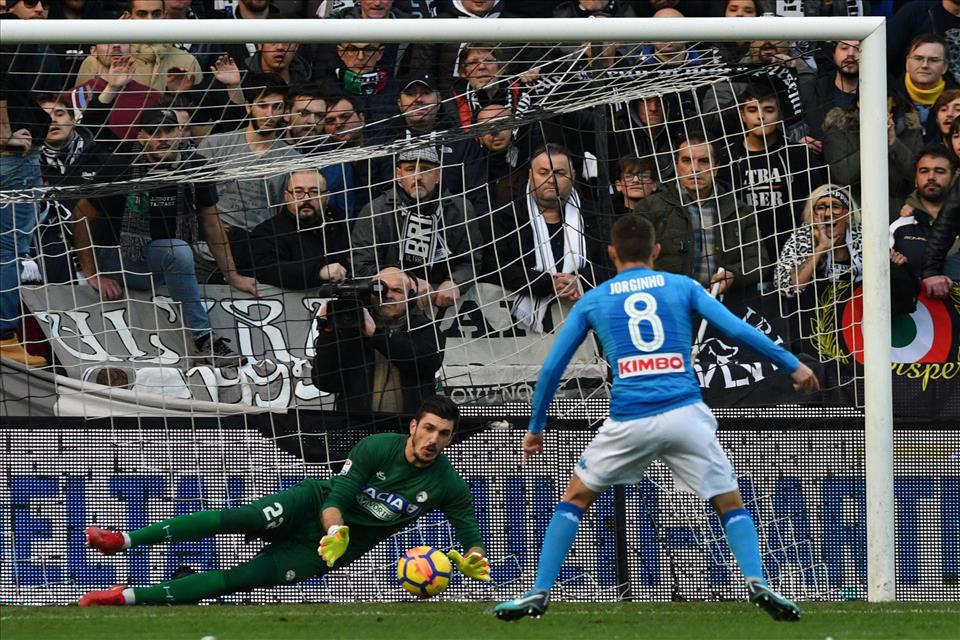 Udinese-Napoli 0-1, pagelle / Vittoria alla Catalano: meglio giocare male e vincere