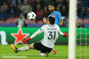 25 minuti straordinari, poi esce Ghoulam ed entra il City. Puniti dai colpi di testa. Il Napoli merita solo applausi item-thumbnail