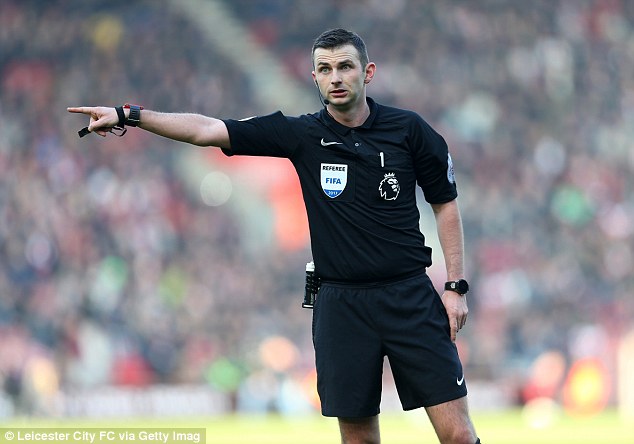 Feyenoord-Napoli, arbitra l’inglese Oliver: nessun precedente con gli azzurri