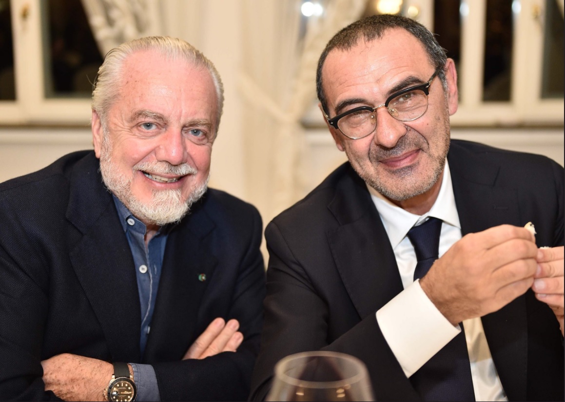 La conferenza di De Laurentiis non c’è. C’è il tweet dell’agente di Sarri