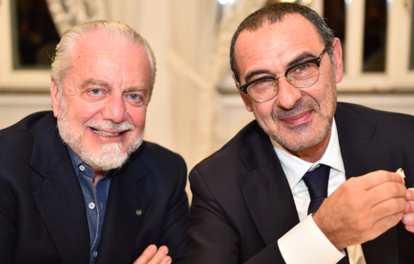 Sarri vorrebbe rinnovare con il Napoli, De Laurentiis pronto a offrirgli 4 milioni l’anno