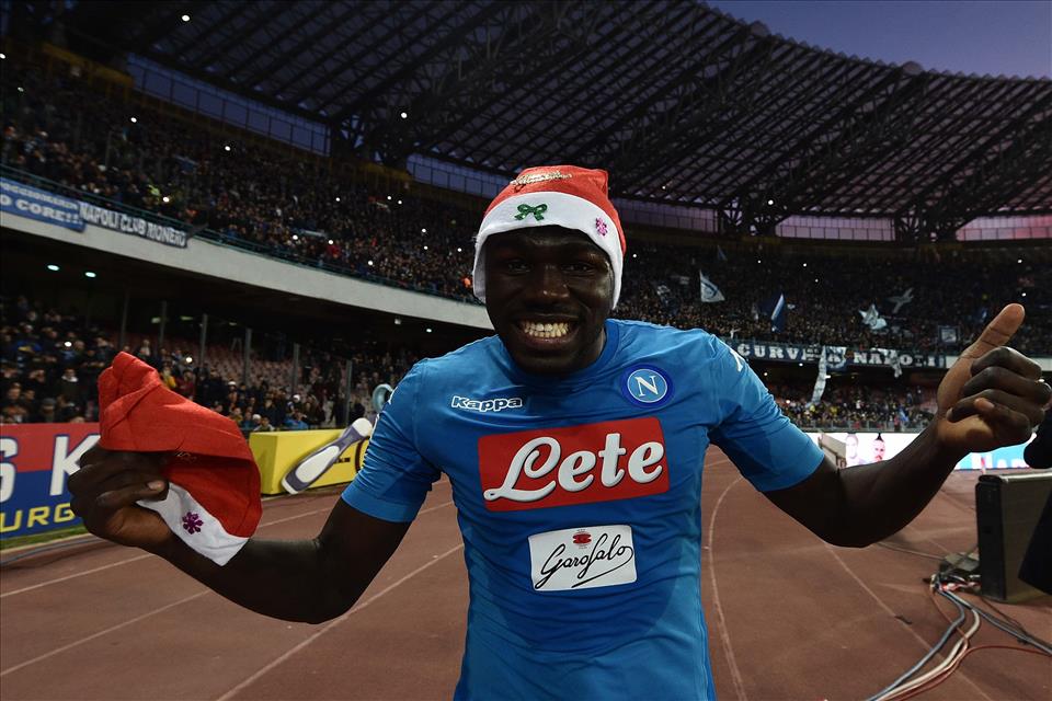 Koulibaly trascina il Napoli: 2-0 al Verona, la normalità di essere primi