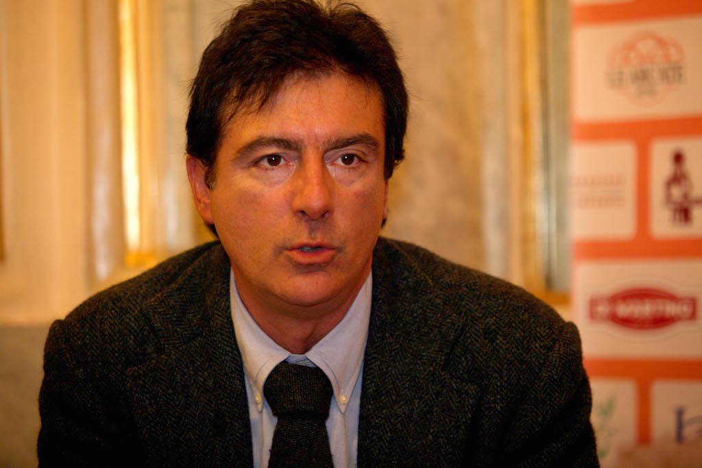 Ottavio Lucarelli, presidente dei giornalisti di Napoli, difende la fake news della rapina a Sterling