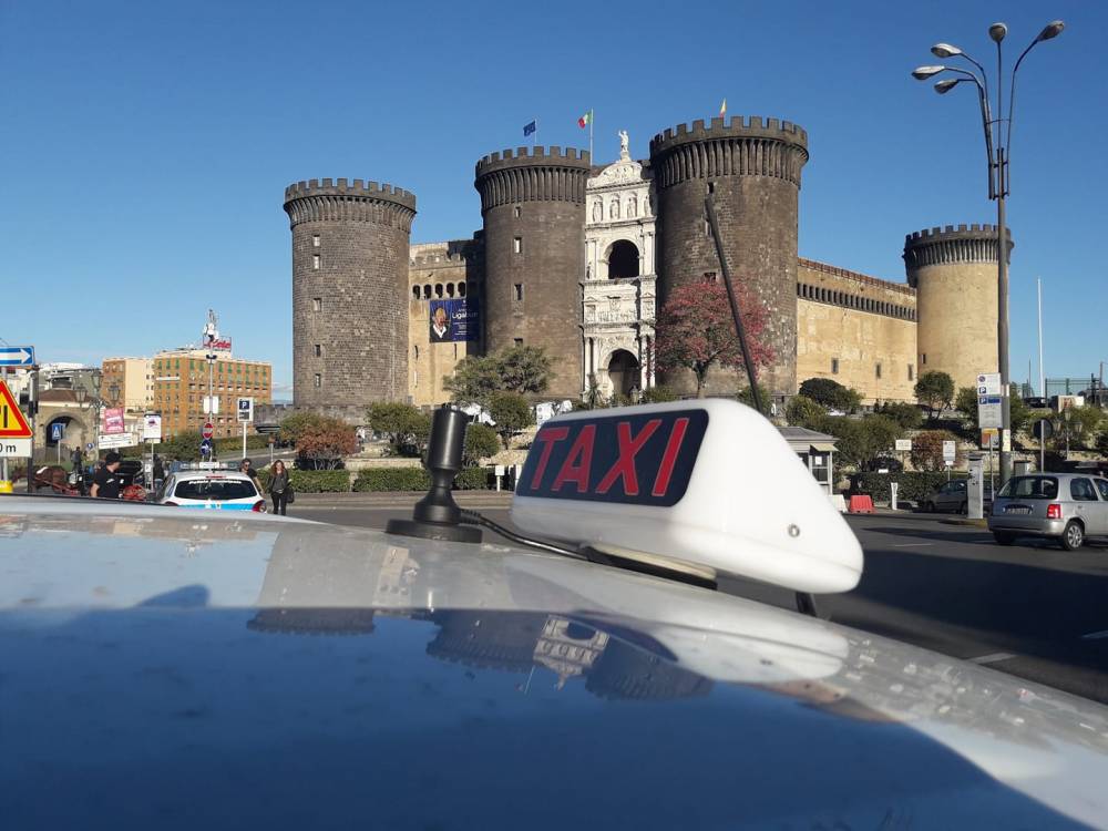 «Non siamo ladri, i taxi sono l’unico servizio pubblico che funziona a Napoli»