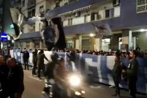 Gli ultras festeggiano il Napoli e Sarri, c’è lo striscione “Credi, sogna, osa” item-thumbnail