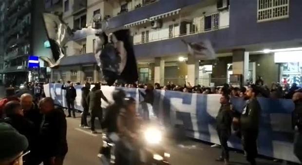 Gli ultras festeggiano il Napoli e Sarri, c’è lo striscione “Credi, sogna, osa”