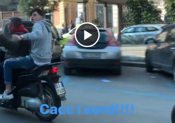 La rettifica di Alessandro, il ragazzo sullo scooter: «A Luigi De Laurentiis ho detto “Sei il numero uno!”» La rettifica di Alessandro, il ragazzo sullo scooter: «A Luigi De Laurentiis ho detto “Sei il numero uno!”»