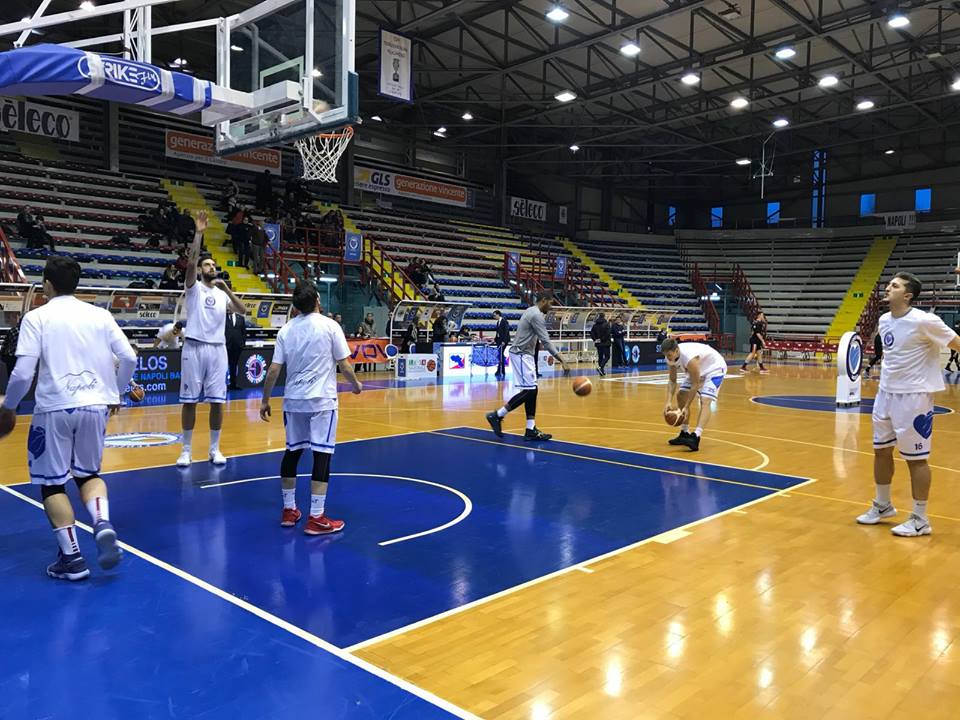 Il Napoli Basket perde ed è sempre più ultimo. Ma ha trovato una stella: Caruso