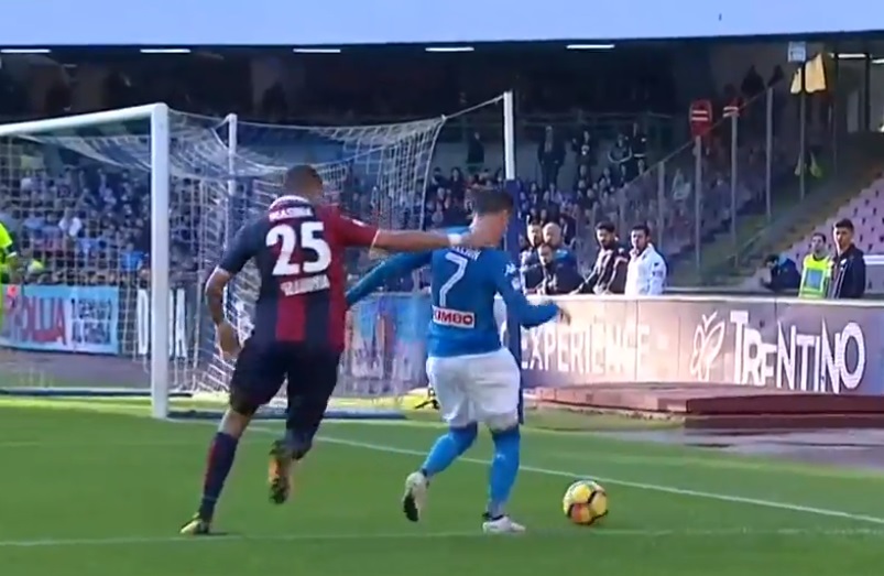 Napoli-Bologna, l’ex arbitro Marelli: «Non c’è rigore su Callejon, non punibile il mani di Koulibaly»