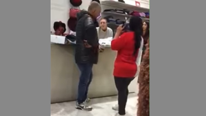La notorietà della signora della pelliccetta scagnata è la foto dell’Italia La notorietà della signora della pelliccetta scagnata è la foto dell’Italia