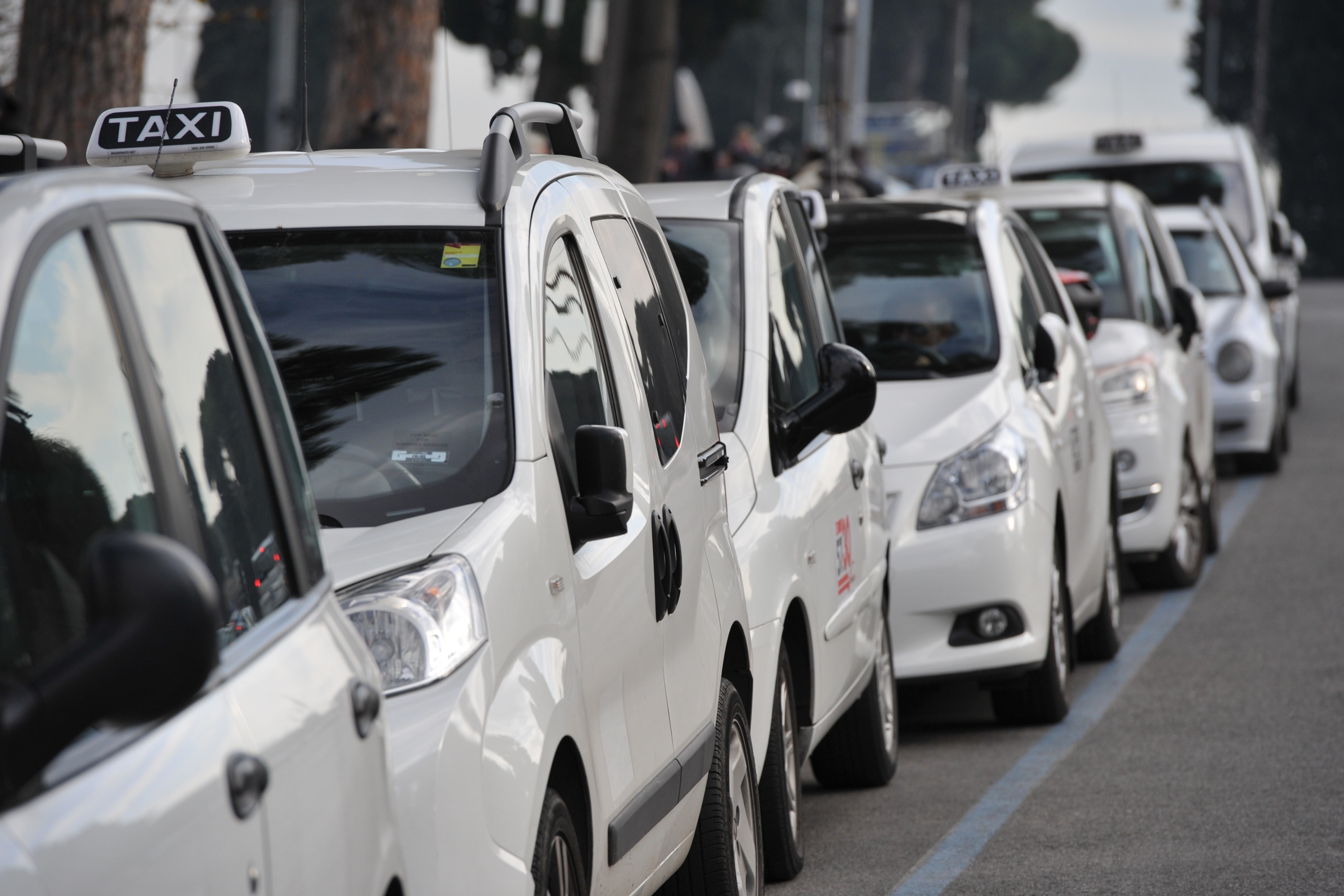 Atterrare a Napoli la sera del 31 dicembre, la notte del far west dei taxi